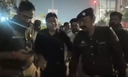 बाप रे! अब कभी स्कूल नहीं जा पाएगा...छात्र की करंट लगने से मौत, यूनिफॉर्म प्रेस कर रहा था बाप रे! अब कभी स्कूल नहीं जा पाएगा...छात्र की करंट लगने से मौत, यूनिफॉर्म प्रेस कर रहा था