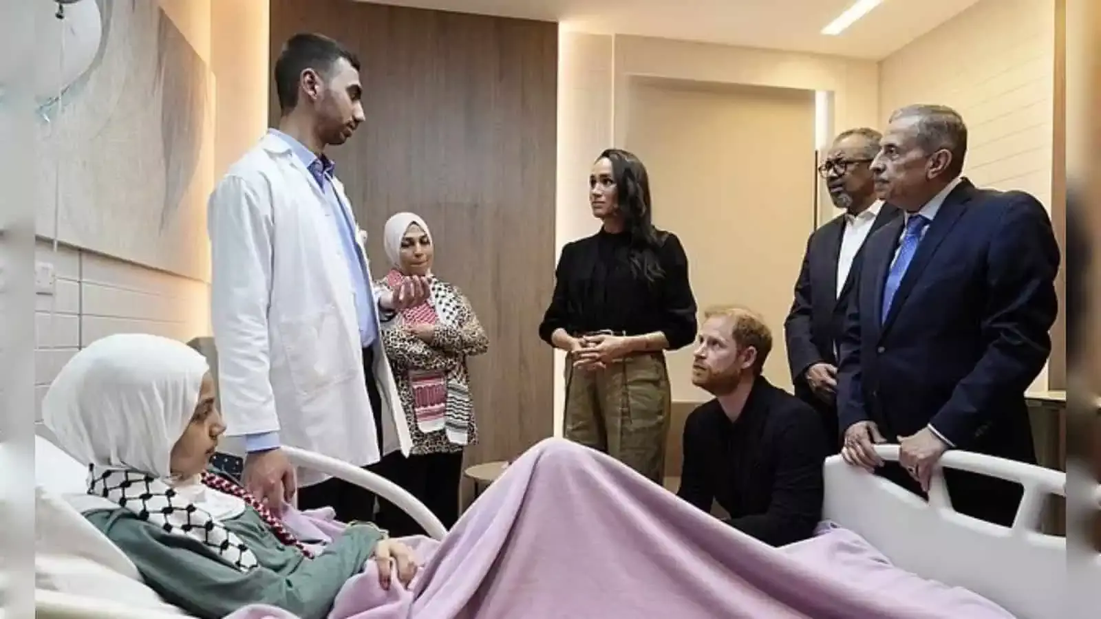 Prince Harry और मेगन ने जॉर्डन में सीरियाई और फ़िलिस्तीनी शरणार्थियों से मुलाकात की Prince Harry और मेगन ने जॉर्डन में सीरियाई और फ़िलिस्तीनी शरणार्थियों से मुलाकात की