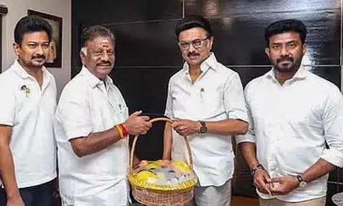 Tamil Nadu : ओ. पन्नीरसेल्वम DMK में शामिल हो गए Tamil Nadu : ओ. पन्नीरसेल्वम DMK में शामिल हो गए