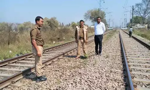OMG! पिता-पुत्री की ट्रेन से कटकर मौत, वजह पता चल गई