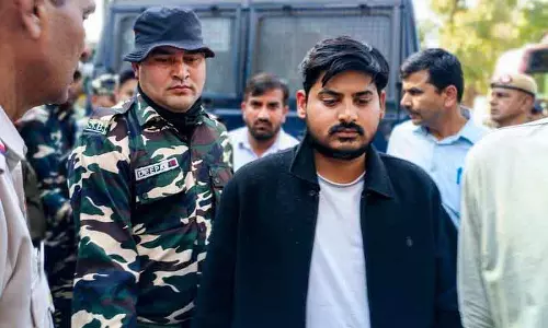 शर्टलेस प्रोटेस्ट: Delhi कोर्ट ने 3 यूथ कांग्रेस कार्यकर्ताओं को 3 दिन की पुलिस कस्टडी में भेजा शर्टलेस प्रोटेस्ट: Delhi कोर्ट ने 3 यूथ कांग्रेस कार्यकर्ताओं को 3 दिन की पुलिस कस्टडी में भेजा