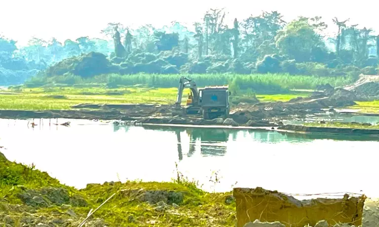 Assam: बजाली में नदी किनारे अवैध मिट्टी निकालने का मामला, स्थानीय लोगों में आक्रोश Assam: बजाली में नदी किनारे अवैध मिट्टी निकालने का मामला, स्थानीय लोगों में आक्रोश