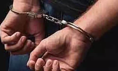 Mumbai : कुर्ला में बिल्डिंग को अवैध पटाखों से निशाना बनाया गया, जिसमें 68 साल का बुज़ुर्ग घायल Mumbai : कुर्ला में बिल्डिंग को अवैध पटाखों से निशाना बनाया गया, जिसमें 68 साल का बुज़ुर्ग घायल