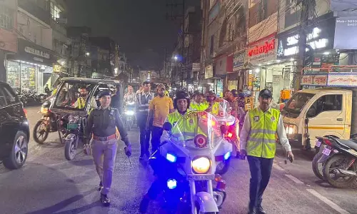 Indore : ट्रैफिक पुलिस ने गलत तरीके से पार्क किए गए Indore : ट्रैफिक पुलिस ने गलत तरीके से पार्क किए गए