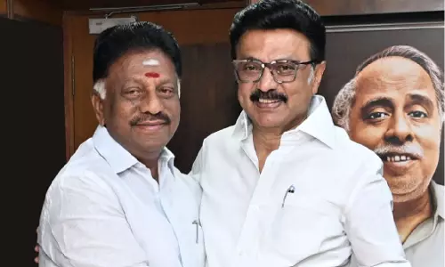 AIADMK से निकाले गए नेता पन्नीरसेल्वम CM स्टालिन की मौजूदगी में DMK में शामिल हुए AIADMK से निकाले गए नेता पन्नीरसेल्वम CM स्टालिन की मौजूदगी में DMK में शामिल हुए