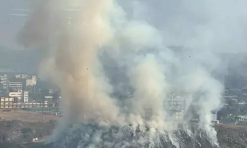 Navi Mumbai के तुर्भे डंपिंग ग्राउंड में भीषण आग लगी; आग बुझाने का काम जारी Navi Mumbai के तुर्भे डंपिंग ग्राउंड में भीषण आग लगी; आग बुझाने का काम जारी