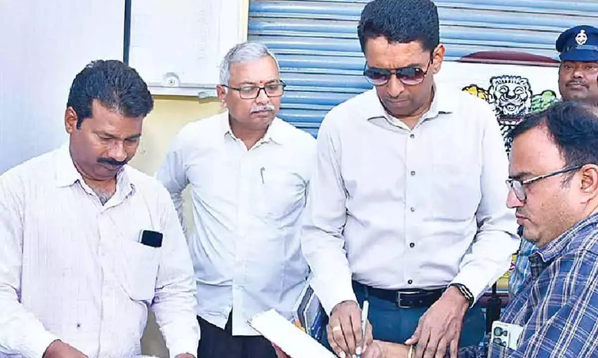NTR जिला कलेक्टर ने ईवीएम गोदाम का निरीक्षण किया NTR जिला कलेक्टर ने ईवीएम गोदाम का निरीक्षण किया