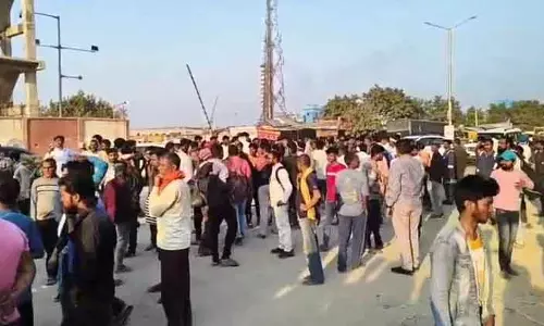 Panipat IOCL के मज़दूरों ने फिर काम रोका, मेन रोड पर धरना दिया