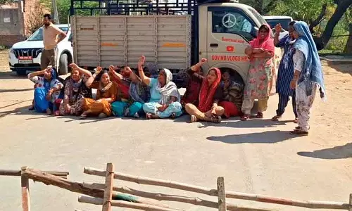 Haryana के सिरसा में पानी की सप्लाई की दिक्कत को लेकर महिलाओं ने विरोध प्रदर्शन किया
