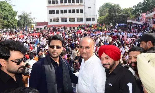 Jalandhar में मां बोली मार्च में पंजाबी सिंगर मनकीरत औलाख ने शराब और गन कल्चर का महिमामंडन किया