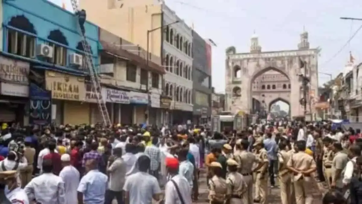 Hyderabad: गुलजार हाउस हादसे के बाद हाई कोर्ट ने फायर सर्विस पर रिपोर्ट मांगी Hyderabad: गुलजार हाउस हादसे के बाद हाई कोर्ट ने फायर सर्विस पर रिपोर्ट मांगी