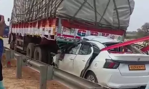 कार ने खड़ी लॉरी को टक्कर मारी; Mantralaya से लौट रहे कुनिगल के लोगों की भयानक दुर्घटना में मौत कार ने खड़ी लॉरी को टक्कर मारी; Mantralaya से लौट रहे कुनिगल के लोगों की भयानक दुर्घटना में मौत