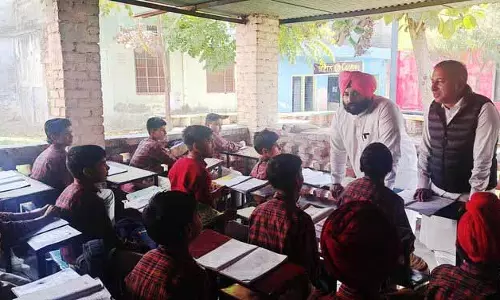 टिन शेड के नीचे पढ़ते मिले बच्चे, Punjab के शिक्षा मंत्री ने मांगी माफी