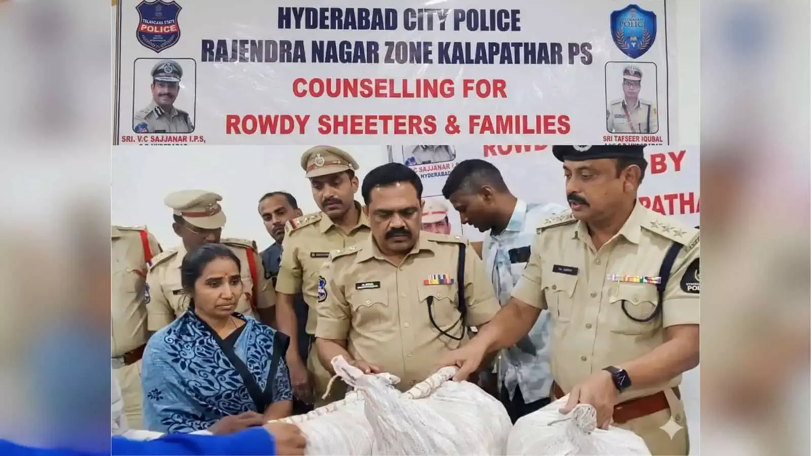 Hyderabad: पुराने शहर में उपद्रवियों के लिए काउंसलिंग अभियान चलाया गया Hyderabad: पुराने शहर में उपद्रवियों के लिए काउंसलिंग अभियान चलाया गया