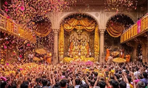 Mathura: रंगभरनी एकादशी पर  ब्रज में भक्तों ने खेली फूलों की होली