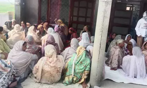 परिवार ने रणजीत सिंह का शव लेने से किया इनकार, फर्जी एनकाउंटर की CBI जांच की मांग परिवार ने रणजीत सिंह का शव लेने से किया इनकार, फर्जी एनकाउंटर की CBI जांच की मांग