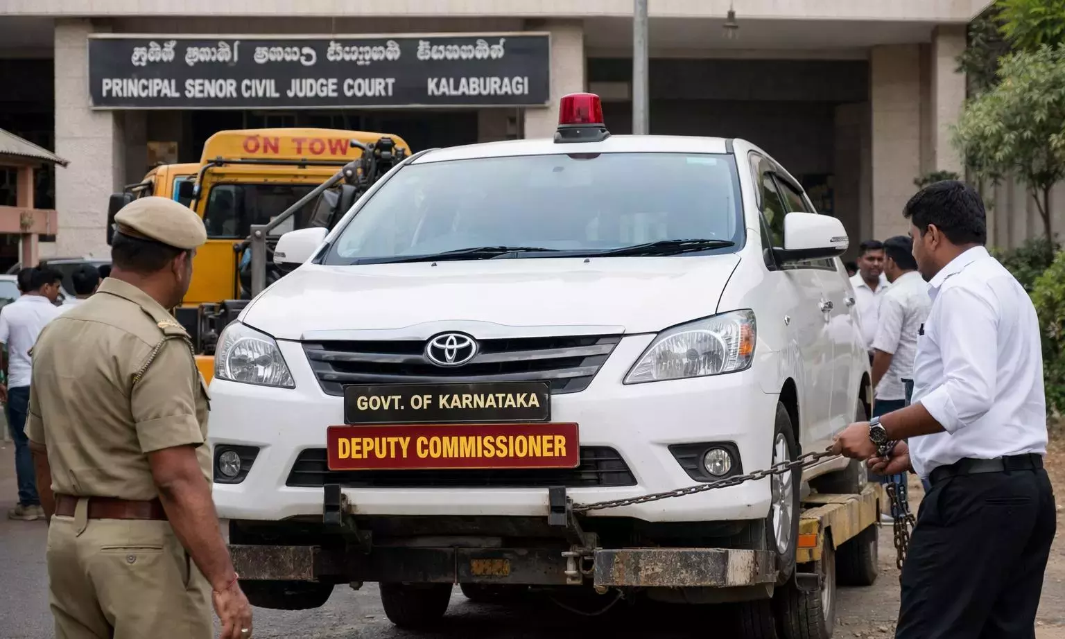 Karnataka : भूमि मुआवजे में देरी पर डिप्टी कमिश्नर की सरकारी गाड़ी कुर्क