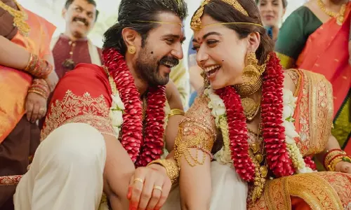Rashmika ने पारंपरिक शादी के बाद विजय देवरकोंडा को किया इंट्रोड्यूस Rashmika ने पारंपरिक शादी के बाद विजय देवरकोंडा को किया इंट्रोड्यूस