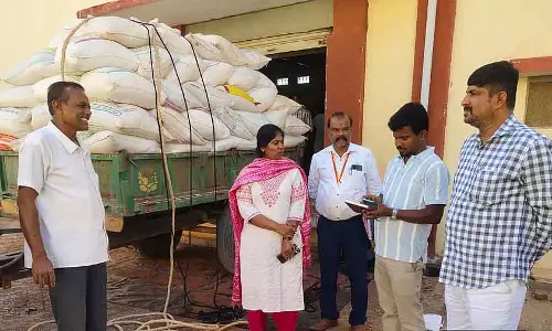 Shidalghatta : तहसीलदार ने बाजरा खरीद केंद्र का दौरा किया Shidalghatta : तहसीलदार ने बाजरा खरीद केंद्र का दौरा किया