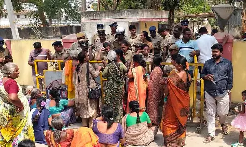 Karnataka : हलगानहल्ली पोस्ट ऑफिस पर घेराबंदी Karnataka : हलगानहल्ली पोस्ट ऑफिस पर घेराबंदी
