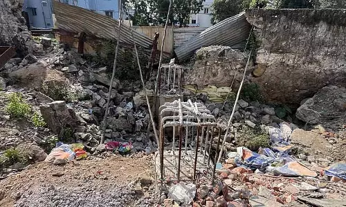 अलंदूर के लोग AJS निधि स्कूल के पास FOB का इंतज़ार कर रहे, प्रोजेक्ट रुका हुआ है