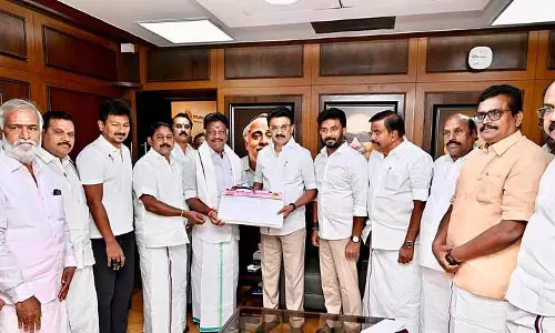 ओ पन्नीरसेल्वम सीएम स्टालिन की मौजूदगी में DMK में शामिल हुए ओ पन्नीरसेल्वम सीएम स्टालिन की मौजूदगी में DMK में शामिल हुए