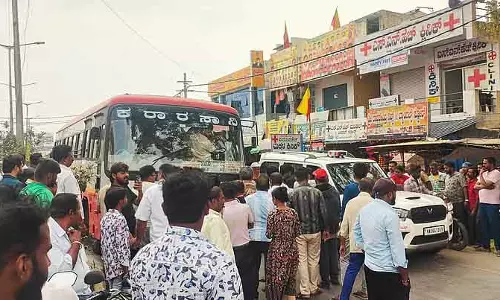 Koratagere : सरकारी बस को रोककर विरोध प्रदर्शन Koratagere : सरकारी बस को रोककर विरोध प्रदर्शन