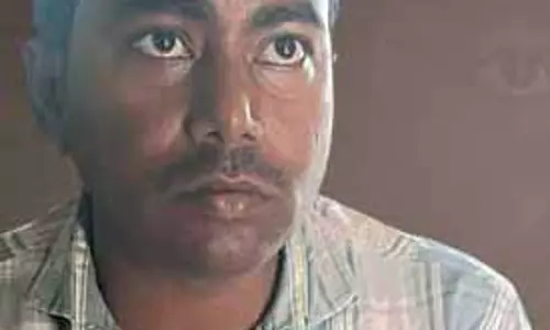 Keredagarh रेवेन्यू इंस्पेक्टर 5 हजार रुपये की रिश्वत लेते रंगे हाथ पकड़ा गया Keredagarh रेवेन्यू इंस्पेक्टर 5 हजार रुपये की रिश्वत लेते रंगे हाथ पकड़ा गया