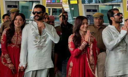 शादी के बाद Udaipur Airport पर दिखे विजय देवरकोंडा और रश्मिका मंदाना शादी के बाद Udaipur Airport पर दिखे विजय देवरकोंडा और रश्मिका मंदाना