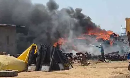 कंस्ट्रक्शन सामान के यार्ड में आगजनी, ठेकेदार को लाखों का नुकसान कंस्ट्रक्शन सामान के यार्ड में आगजनी, ठेकेदार को लाखों का नुकसान