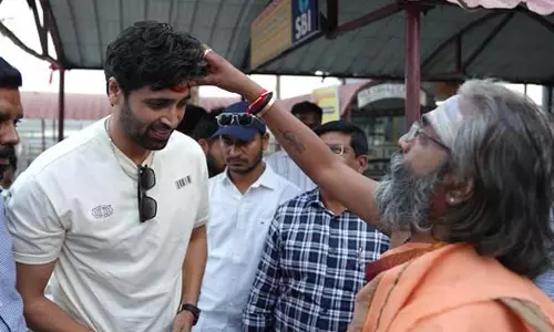 Adivi Sesh ने भद्रकाली मंदिर में दर्शन किए, डकैत का प्रमोशन शुरू, पहला गाना लॉन्च