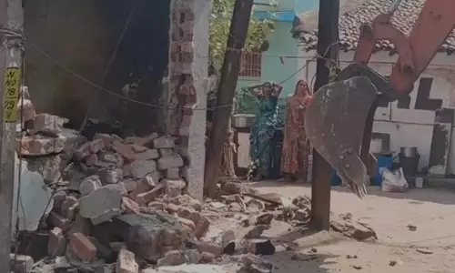 कातिल का होटल ध्वस्त किया प्रशासन ने, बुलडोजर की कार्रवाई कातिल का होटल ध्वस्त किया प्रशासन ने, बुलडोजर की कार्रवाई