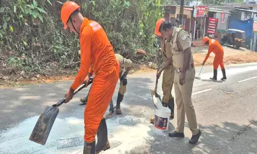 चावल ले जा रही लॉरी का एक्सीडेंट; Rice सड़क पर बिखर गया चावल ले जा रही लॉरी का एक्सीडेंट; Rice सड़क पर बिखर गया