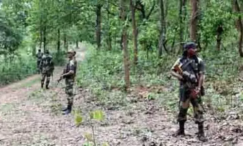 Malkangiri के निवासियों ने चरमपंथी स्मारकों को तोड़ दिया Malkangiri के निवासियों ने चरमपंथी स्मारकों को तोड़ दिया