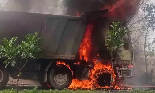 अंतरम में बजरी ले जा रही Lorry में आग लग गई अंतरम में बजरी ले जा रही Lorry में आग लग गई