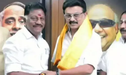Tamil Nadu के पूर्व मुख्यमंत्री ओ पनीरसेल्वम मुख्यमंत्री एमके स्टालिन की मौजूदगी में डीएमके में शामिल