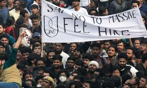 New Delhi: JNU कैंपस में रातभर हंगामा, छात्रों की मांगों पर विरोध तेज New Delhi: JNU कैंपस में रातभर हंगामा, छात्रों की मांगों पर विरोध तेज