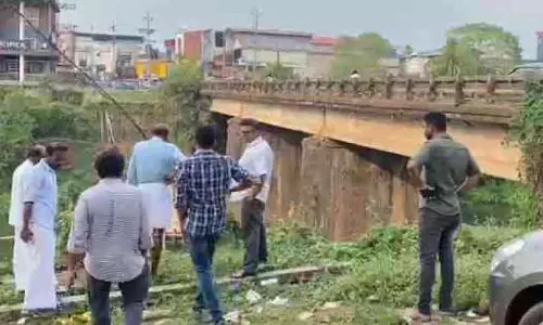 Kerala : मुक्कम में बन रहे पुल का अलाइनमेंट गलत होने का आरोप Kerala : मुक्कम में बन रहे पुल का अलाइनमेंट गलत होने का आरोप