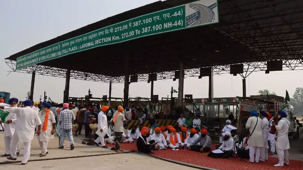 Ludhiana: टोल प्लाजा पर किसानों ने किया कब्जा Ludhiana: टोल प्लाजा पर किसानों ने किया कब्जा