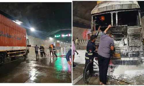 Nashik : समृद्धि हाईवे टनल के अंदर कंटेनर में लगी भीषण आग Nashik : समृद्धि हाईवे टनल के अंदर कंटेनर में लगी भीषण आग