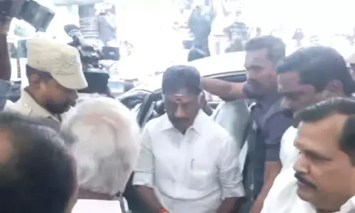 ओ. पन्नीरसेल्वम तमिलनाडु चुनाव से पहले DMK मुख्यालय पहुंचे