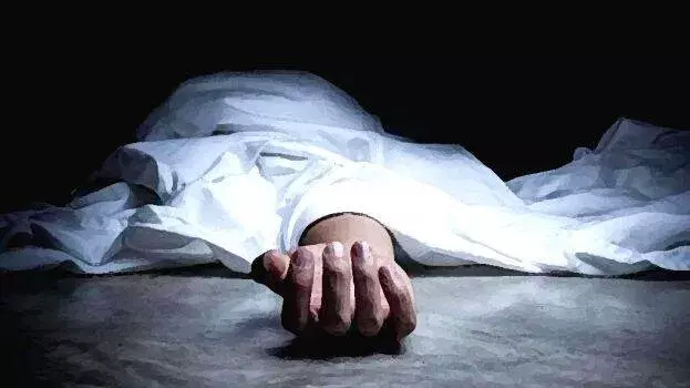 Kerala: पूर्व वार्ड सदस्य घर में फंदे से लटके मिले, बेटी बगल के कमरे में मृत मिली