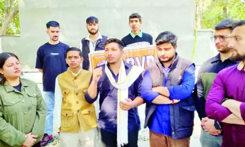 ABVP ने JU फैकल्टी बदलने के फैसले पर तुरंत रिव्यू की मांग की ABVP ने JU फैकल्टी बदलने के फैसले पर तुरंत रिव्यू की मांग की