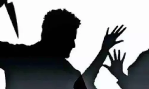 Yadadri में कथित प्रेम विवाह के लिए एक व्यक्ति पर चाकू से हमला Yadadri में कथित प्रेम विवाह के लिए एक व्यक्ति पर चाकू से हमला