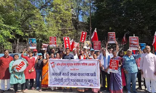 Nashik : 18,000 सरकारी मराठी स्कूलों को बंद करने के कदम के खिलाफ माता-पिता और छात्रों ने किया विरोध प्रदर्शन Nashik : 18,000 सरकारी मराठी स्कूलों को बंद करने के कदम के खिलाफ माता-पिता और छात्रों ने किया विरोध प्रदर्शन
