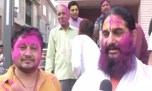 Ayodhya में रंगभरी एकादशी पर नागा साधुओं ने हनुमानगढ़ी में खेली होली