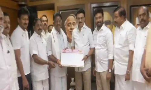 ओ. पन्नीरसेल्वम एमके स्टालिन की मौजूदगी में DMK में शामिल