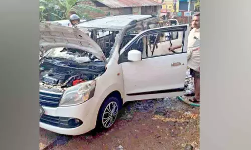Kerala ; चलती हुई कार में आग लग गयी
