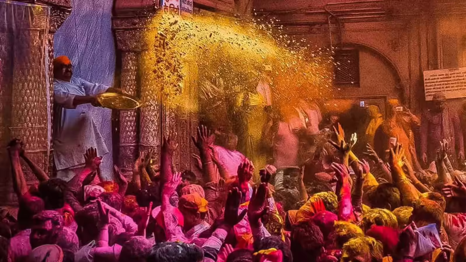 Mathura: रंगभरनी एकादशी पर बांकेबिहारी संग रंगों की होली