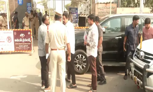 तिरुमाला लड्डू विवाद पर YSRCP की चर्चा की मांग, विधानसभा गेट पर विरोध